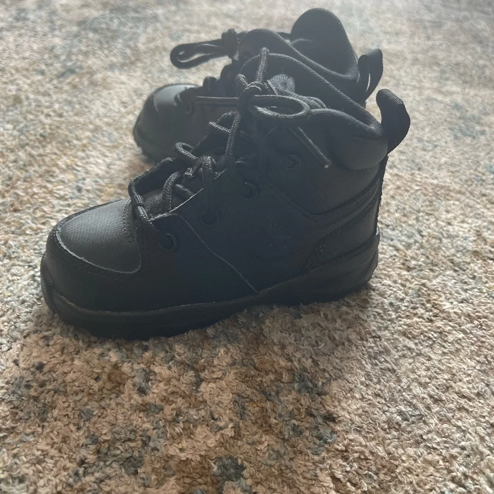 Kids Black Lace-Up  Nike Athletic Shoes